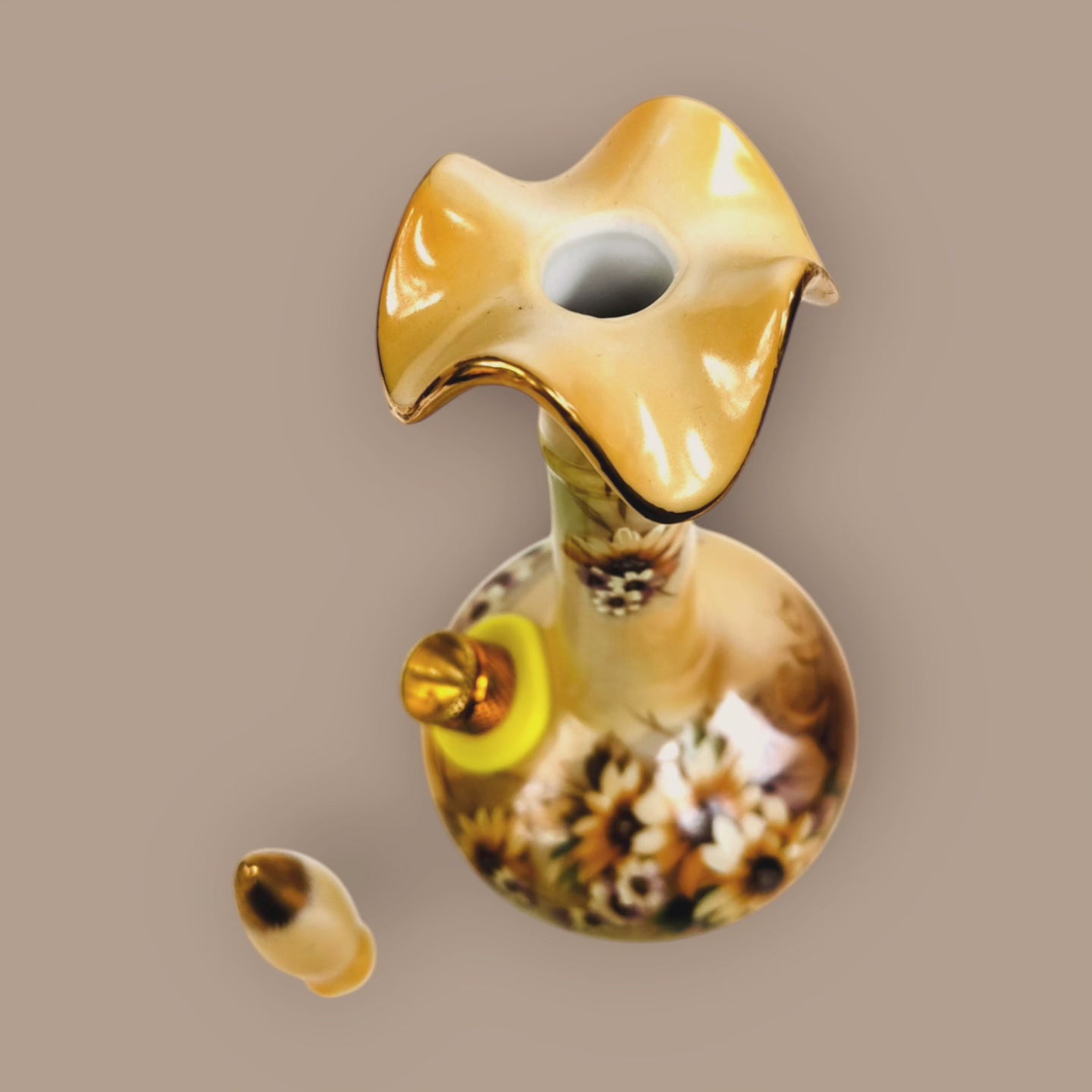 1932 hall Japan ruffled bud vase bong