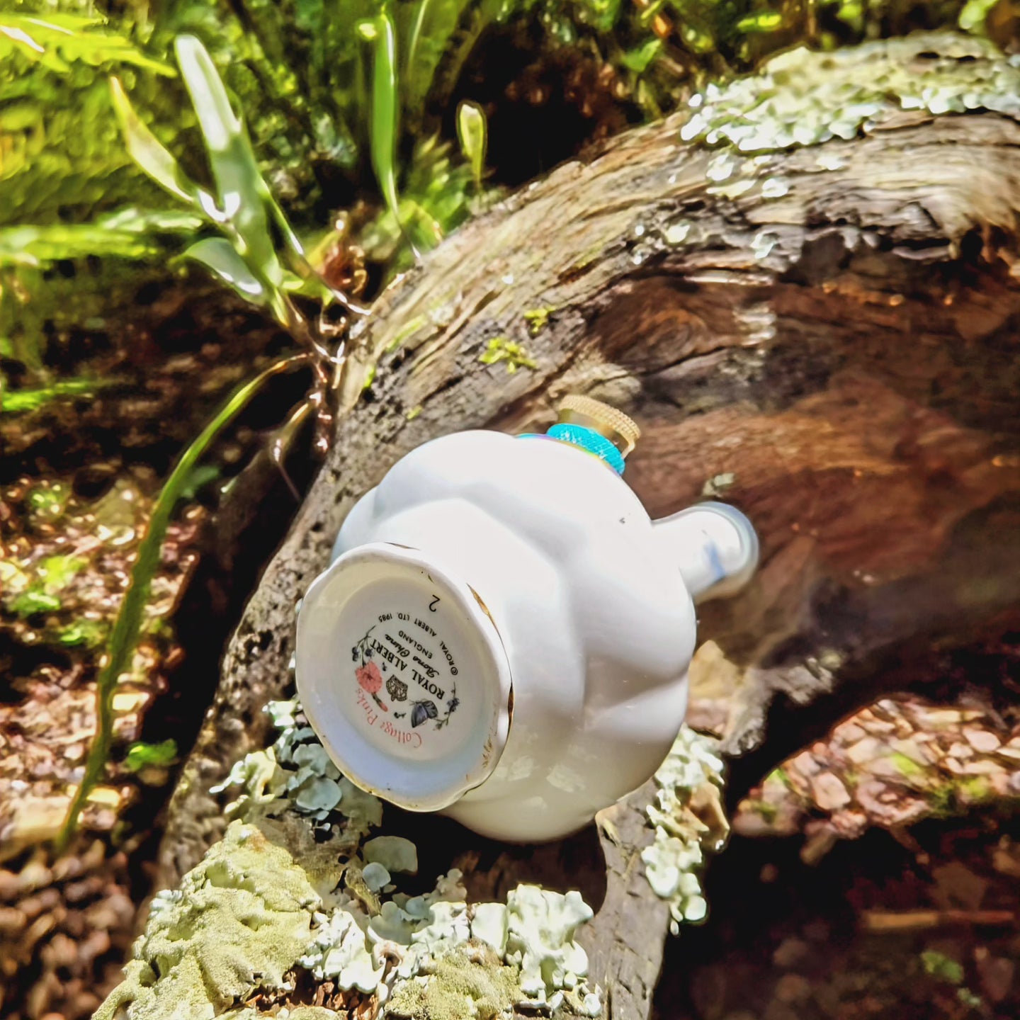 1985 royal albert 'cottage pinks' gold rimmed bud vase